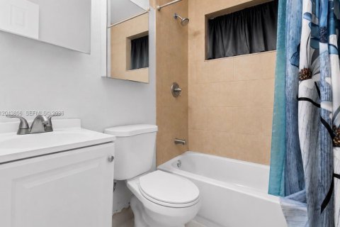 House in Miami, Florida 3 bedrooms, 102.38 sq.m. № 2248457 - photo 13