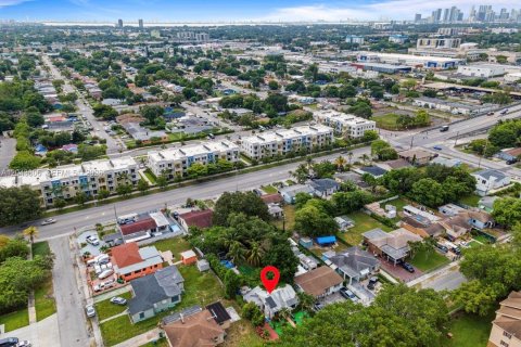 House in Miami, Florida 3 bedrooms, 102.38 sq.m. № 2248457 - photo 18
