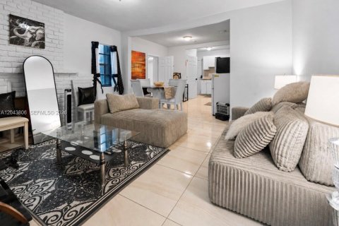 House in Miami, Florida 3 bedrooms, 102.38 sq.m. № 2248457 - photo 4