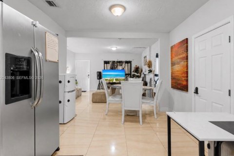 House in Miami, Florida 3 bedrooms, 102.38 sq.m. № 2248457 - photo 5