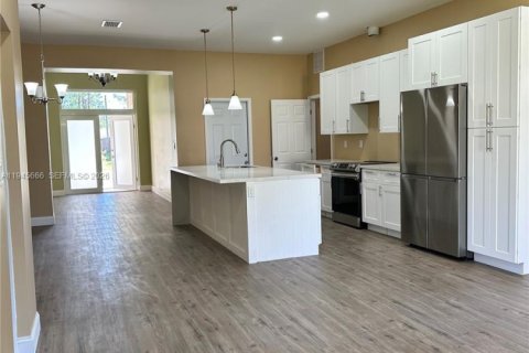 Casa en venta en Palm Bay, Florida, 4 dormitorios № 2001700 - foto 4