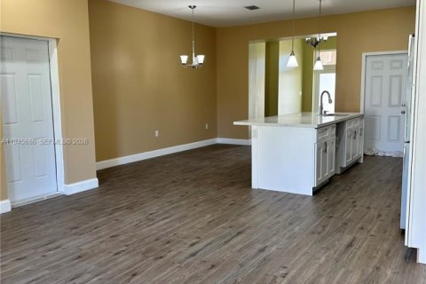 Casa en venta en Palm Bay, Florida, 4 dormitorios № 2001700 - foto 5