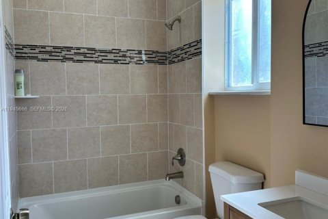 Casa en venta en Palm Bay, Florida, 4 dormitorios № 2001700 - foto 9