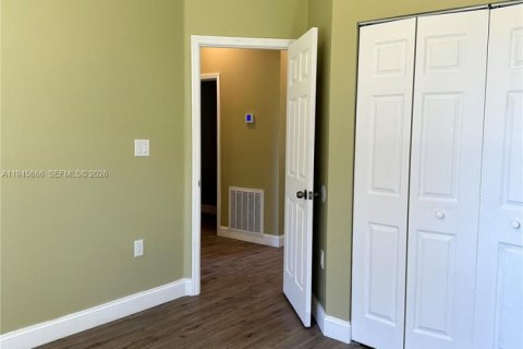 Casa en venta en Palm Bay, Florida, 4 dormitorios № 2001700 - foto 13