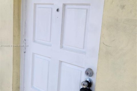 Condo in Hollywood, Florida, 1 bedroom № 1941039 - photo 25