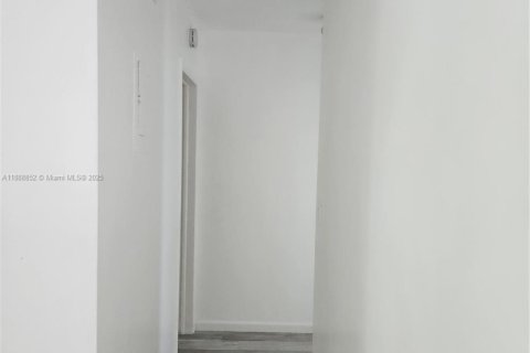 Condo in Hollywood, Florida, 1 bedroom № 1941039 - photo 14