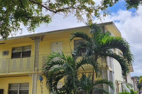 Condo in Hollywood, Florida, 1 bedroom № 1941039 - photo 2