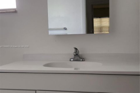 Condo in Hollywood, Florida, 1 bedroom № 1941039 - photo 21