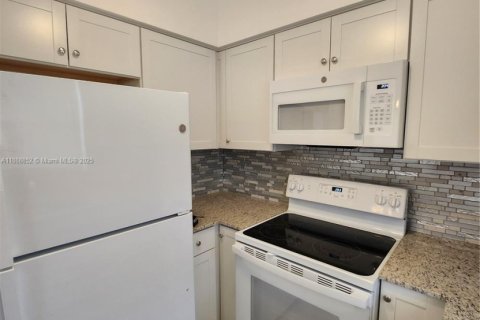 Condo in Hollywood, Florida, 1 bedroom № 1941039 - photo 11