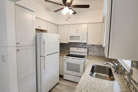 Condo in Hollywood, Florida, 1 bedroom № 1941039 - photo 12