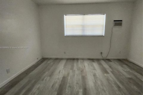 Condo in Hollywood, Florida, 1 bedroom № 1941039 - photo 16