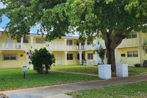 Condo in Hollywood, Florida, 1 bedroom № 1941039 - photo 1