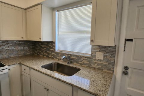 Condo in Hollywood, Florida, 1 bedroom № 1941039 - photo 10