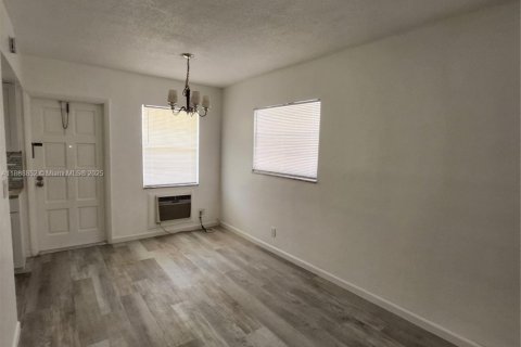 Condo in Hollywood, Florida, 1 bedroom № 1941039 - photo 7