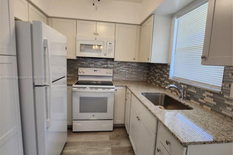 Condo in Hollywood, Florida, 1 bedroom № 1941039 - photo 9