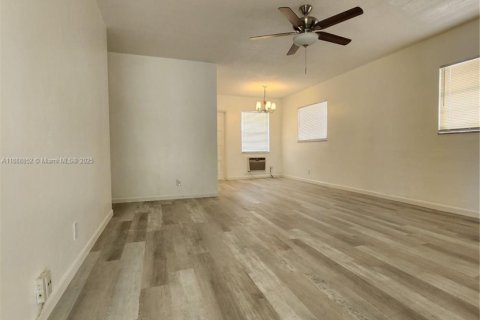 Condo in Hollywood, Florida, 1 bedroom № 1941039 - photo 4