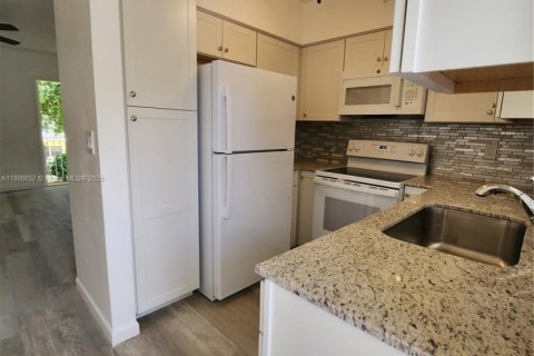 Condo in Hollywood, Florida, 1 bedroom № 1941039 - photo 13