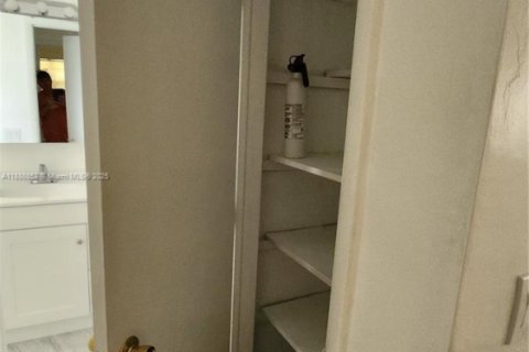 Condo in Hollywood, Florida, 1 bedroom № 1941039 - photo 15