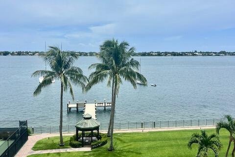 Condo in West Palm Beach, Florida, 2 bedrooms № 2184963 - photo 2