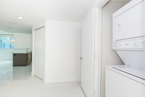 Condo in Miami, Florida, 2 bedrooms  № 1694513 - photo 19