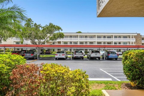 Condo in Saint Petersburg, Florida, 2 bedrooms № 2211491 - photo 26