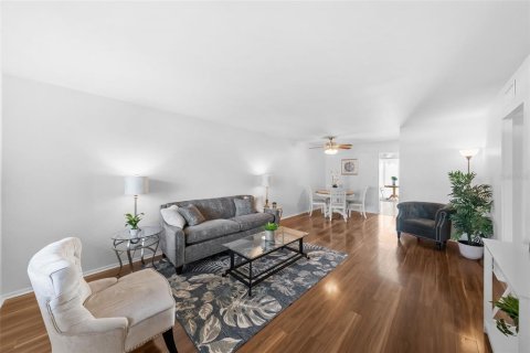 Condo in Saint Petersburg, Florida, 2 bedrooms № 2211491 - photo 6