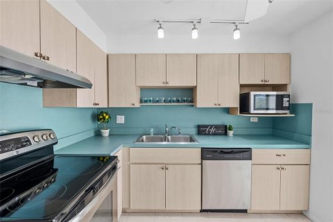 Condo in Saint Petersburg, Florida, 2 bedrooms № 2211491 - photo 12
