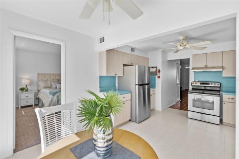 Condo in Saint Petersburg, Florida, 2 bedrooms № 2211491 - photo 15