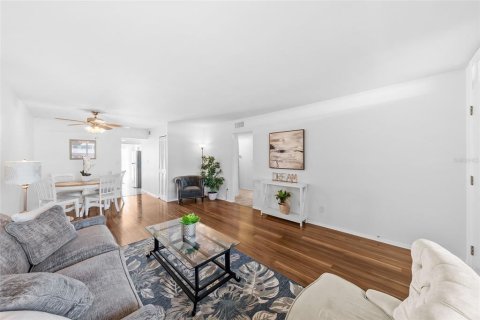 Condo in Saint Petersburg, Florida, 2 bedrooms № 2211491 - photo 7