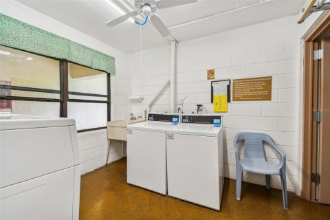 Condo in Saint Petersburg, Florida, 2 bedrooms № 2211491 - photo 30