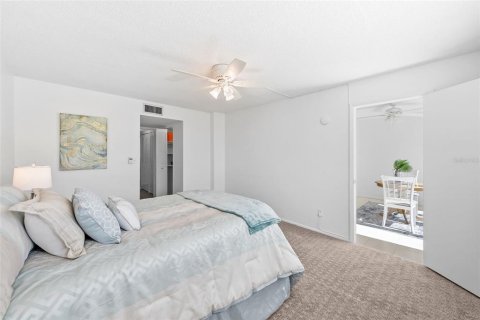Condo in Saint Petersburg, Florida, 2 bedrooms № 2211491 - photo 17