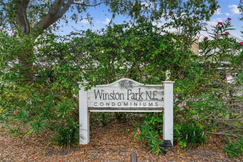 Condo in Saint Petersburg, Florida, 2 bedrooms № 2211491 - photo 3