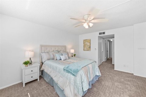 Condo in Saint Petersburg, Florida, 2 bedrooms № 2211491 - photo 16