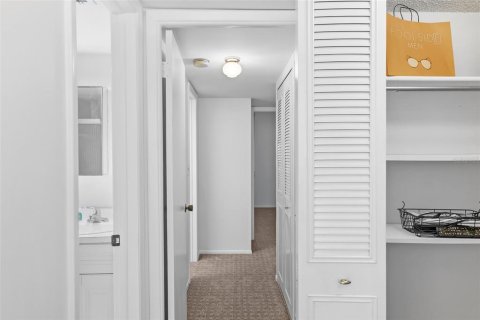 Condo in Saint Petersburg, Florida, 2 bedrooms № 2211491 - photo 19