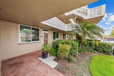 Condo in Saint Petersburg, Florida, 2 bedrooms № 2211491 - photo 5