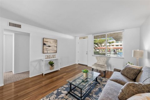 Condo in Saint Petersburg, Florida, 2 bedrooms № 2211491 - photo 8