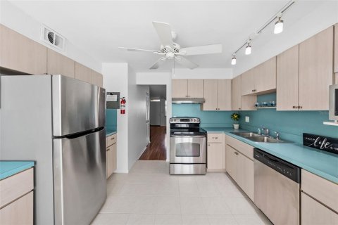 Condo in Saint Petersburg, Florida, 2 bedrooms № 2211491 - photo 13