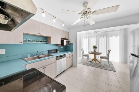 Condo in Saint Petersburg, Florida, 2 bedrooms № 2211491 - photo 11