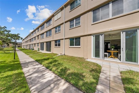 Condo in Saint Petersburg, Florida, 2 bedrooms № 2211491 - photo 29
