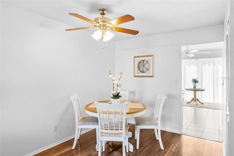 Condo in Saint Petersburg, Florida, 2 bedrooms № 2211491 - photo 9