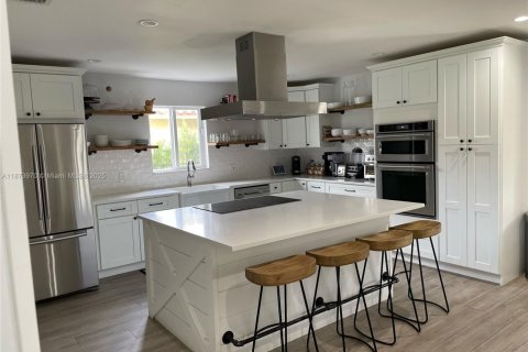 Villa ou maison à vendre à Miami, Floride: 4 chambres, 180.88 m2 № 1931037 - photo 3