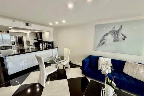 Condominio en venta en Miami, Florida, 1 dormitorio, 74.32 m2 № 2084987 - foto 2