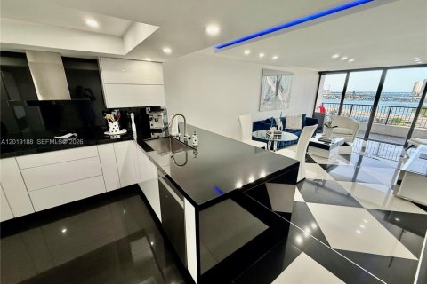 Condominio en venta en Miami, Florida, 1 dormitorio, 74.32 m2 № 2084987 - foto 8