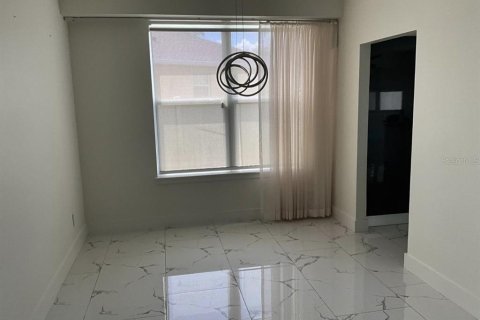 House in Orlando, Florida 5 bedrooms, 289.2 sq.m. № 2393961 - photo 4