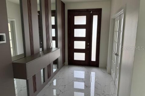 House in Orlando, Florida 5 bedrooms, 289.2 sq.m. № 2393961 - photo 2