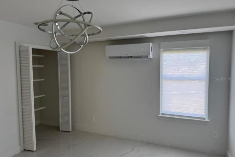 House in Orlando, Florida 5 bedrooms, 289.2 sq.m. № 2393961 - photo 22