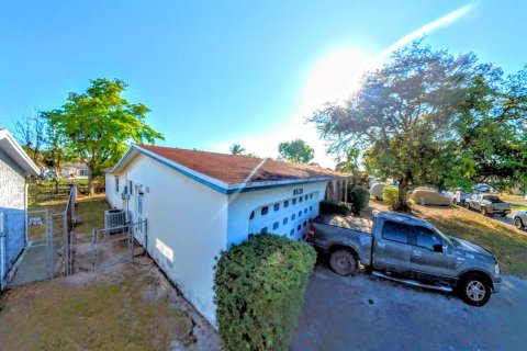 House in Miramar, Florida 4 bedrooms, 166.39 sq.m. № 2146195 - photo 12