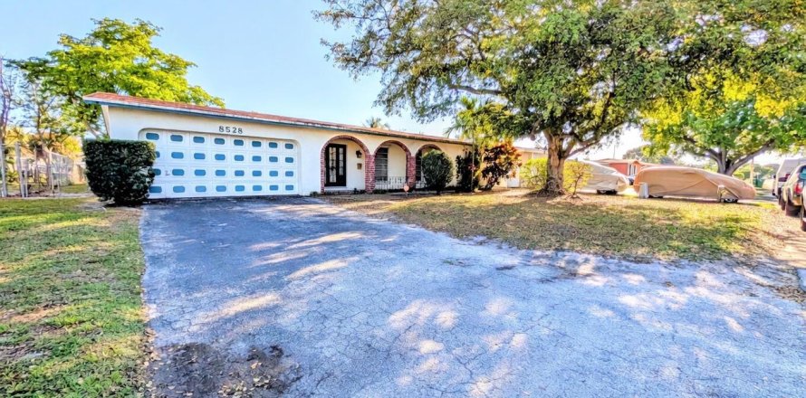 House in Miramar, Florida 4 bedrooms, 166.39 sq.m. № 2146195