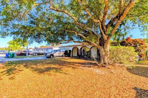 House in Miramar, Florida 4 bedrooms, 166.39 sq.m. № 2146195 - photo 3