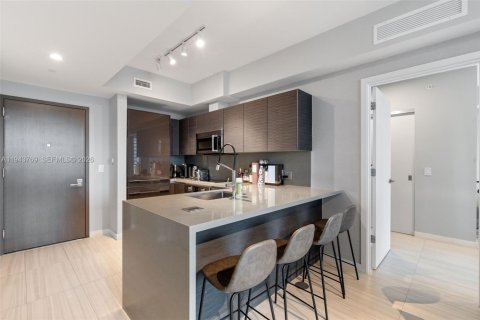 Condo in Miami, Florida, 1 bedroom  № 2001004 - photo 9